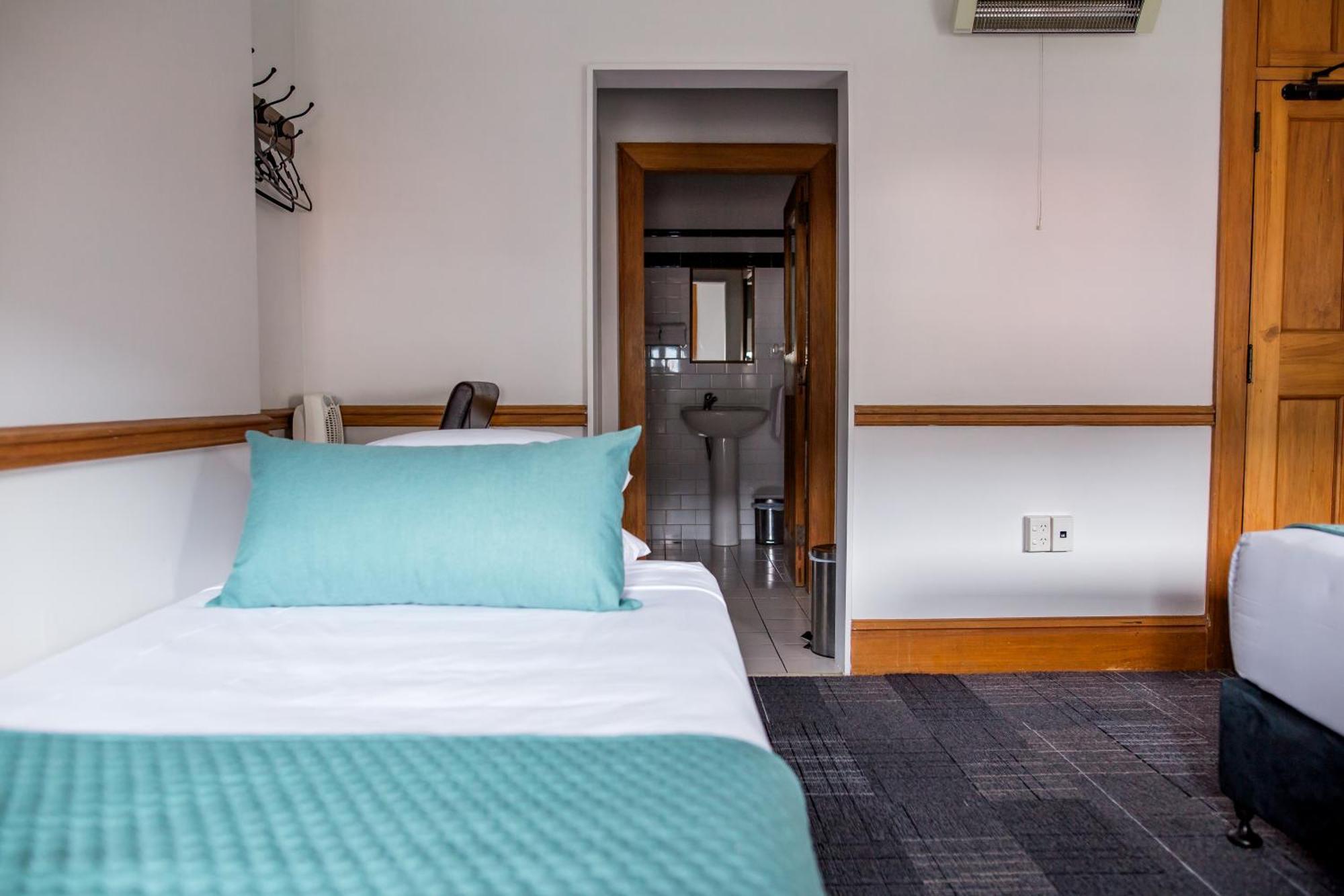 The Cambridge Hotel & Backpackers Уелингтън Екстериор снимка