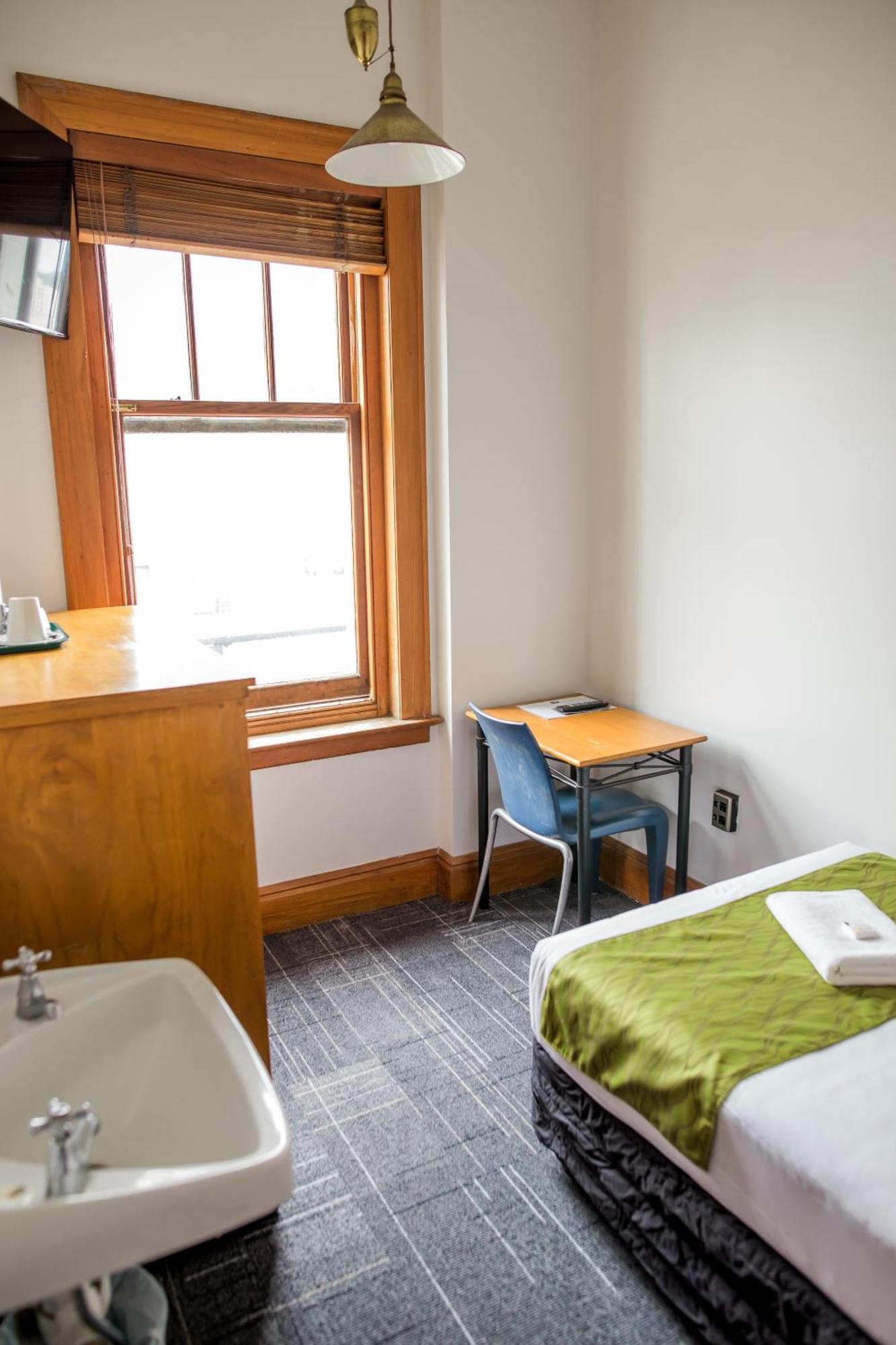 The Cambridge Hotel & Backpackers Уелингтън Екстериор снимка