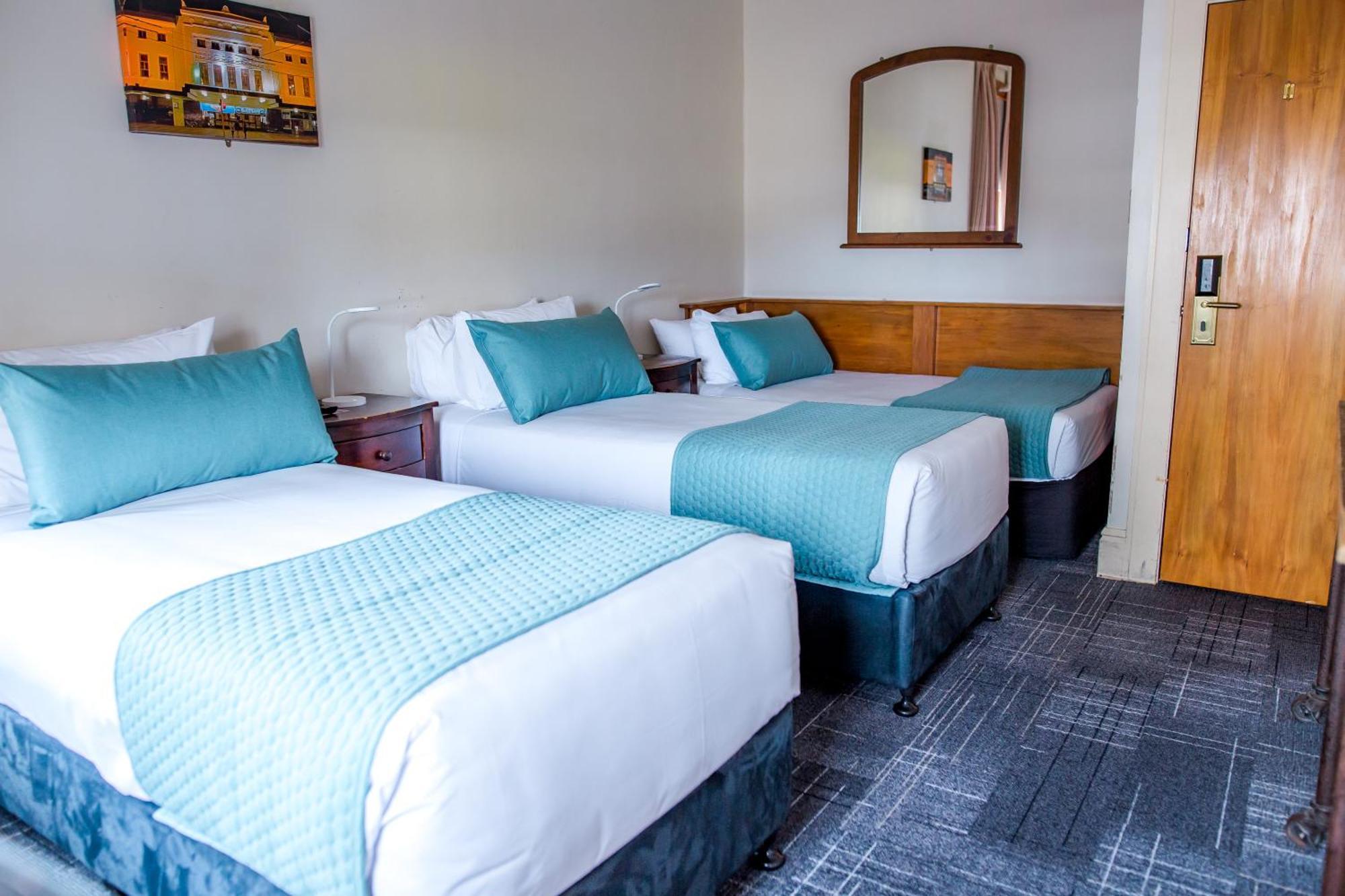 The Cambridge Hotel & Backpackers Уелингтън Екстериор снимка