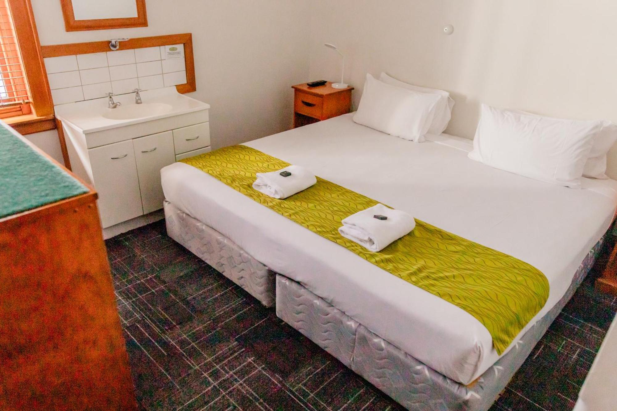 The Cambridge Hotel & Backpackers Уелингтън Екстериор снимка