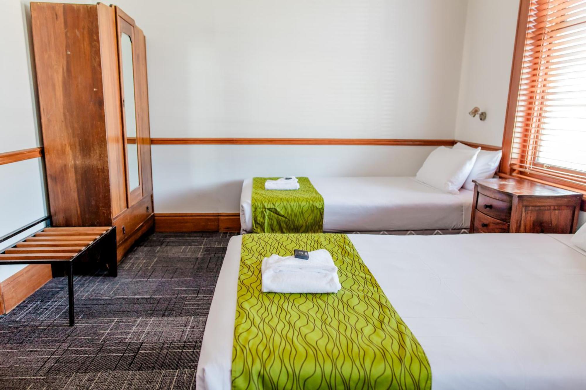 The Cambridge Hotel & Backpackers Уелингтън Екстериор снимка