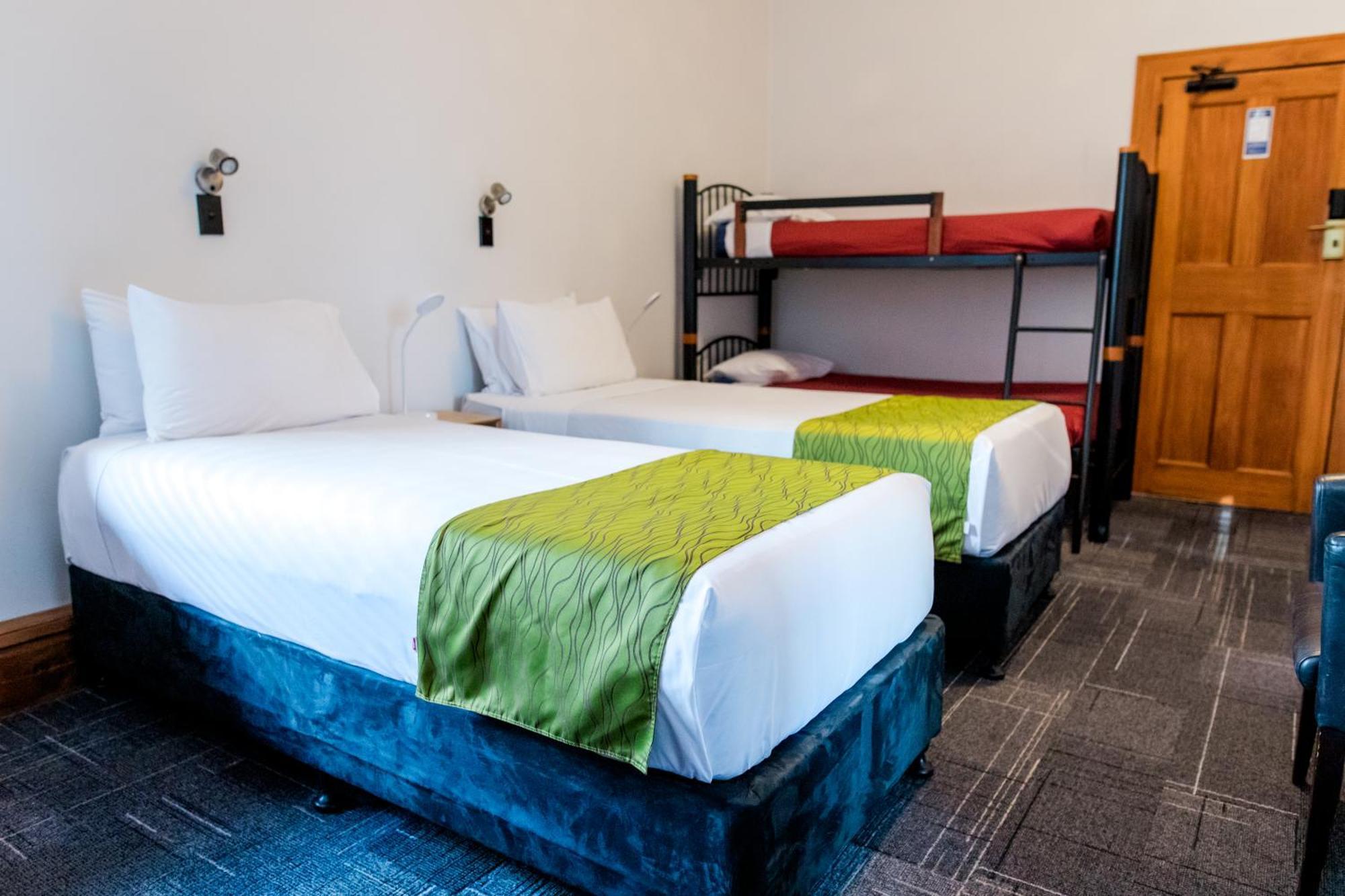 The Cambridge Hotel & Backpackers Уелингтън Екстериор снимка