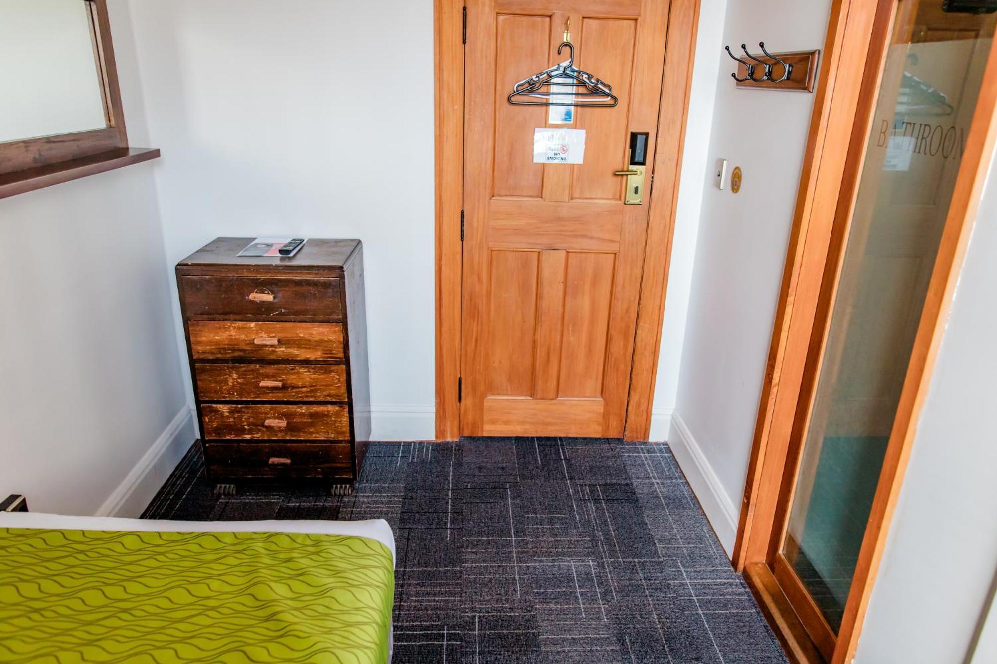 The Cambridge Hotel & Backpackers Уелингтън Екстериор снимка