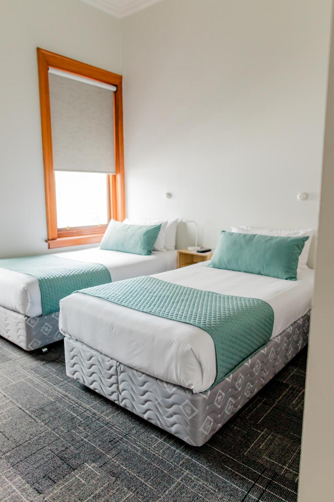 The Cambridge Hotel & Backpackers Уелингтън Екстериор снимка